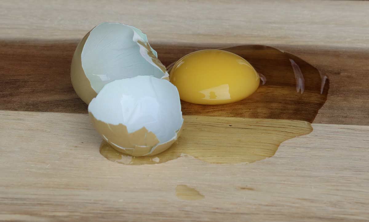 Jajo bażanta wybite na deskę