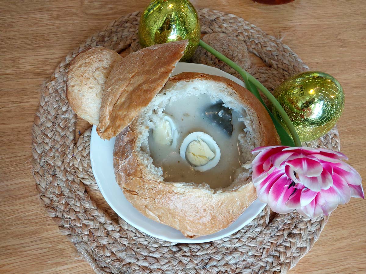 Żurek w chlebku podawany z jajkiem bażancim